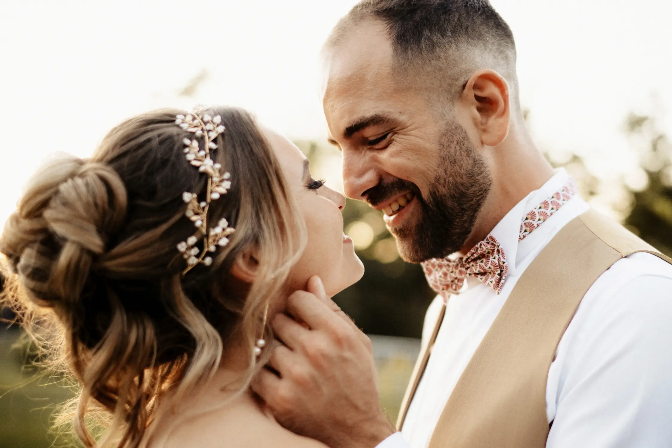 deux mariés qui ferment les yeux