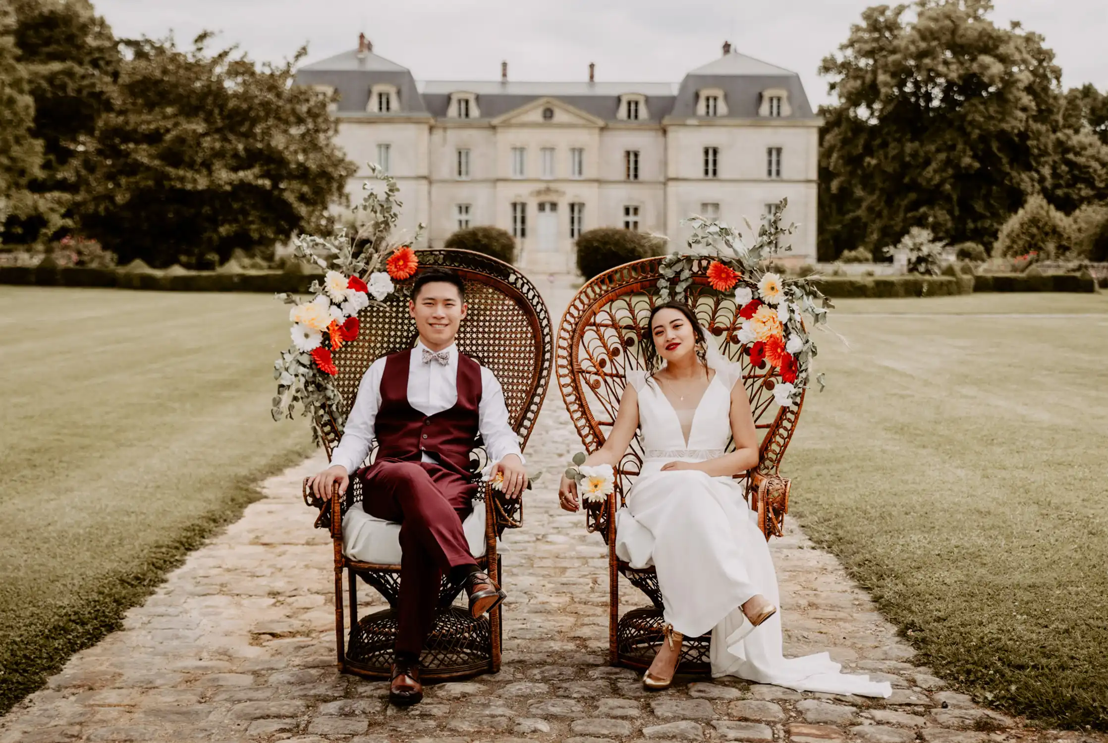 mariés assis sur des fauteuils en rotin Emmanuelle